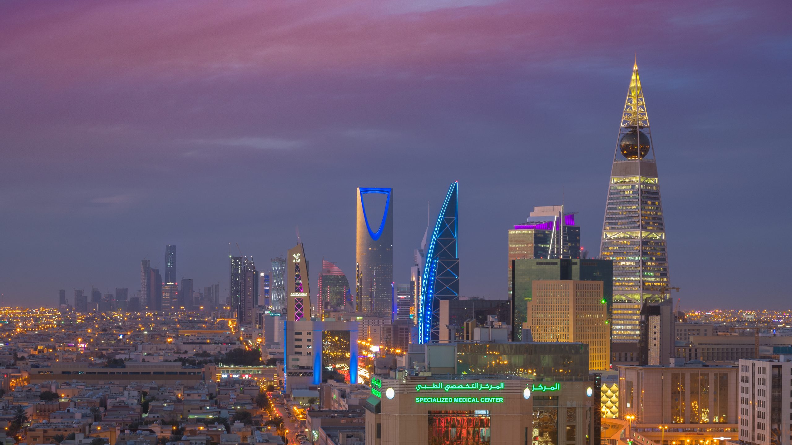 أفق الرياض الليلي مع أبراج المملكة المزخرفة